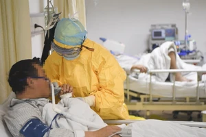 Nhân viên y tế chăm sóc bệnh nhân nhiễm virus Corona tại bệnh viện ở Trùng Khánh, Tây Nam Trung Quốc, ngày 1-2. Ảnh: THX/ TTXVN