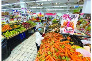 Thị trường hàng hóa tại TPHCM: Trái với tin đồn, hàng đầy ắp siêu thị