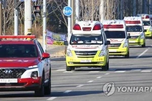 Xe cứu thương được huy động tại Daegu, cách Seoul khoảng 300 km về phía đông nam, vào ngày 23-2, để chở những bệnh nhân bị nhiễm Covid-19. Ảnh: YONHAP