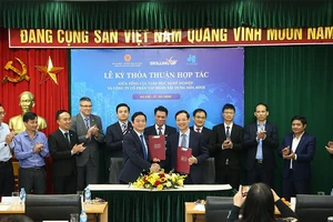Ông Lê Viết Hải, Chủ tịch HĐQT kiêm Tổng Giám đốc Tập đoàn Xây dựng Hòa Bình (hàng đầu, bên trái) tham gia buổi ký kết