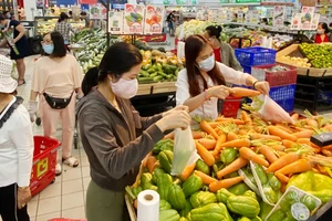 TPHCM: Các siêu thị, chợ vẫn hoạt động bình thường sau 0 giờ ngày 1-4
