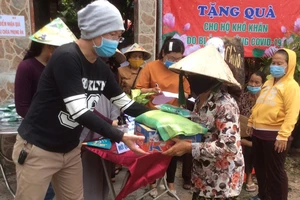 Hội Phật tử Việt Nam tại Hàn Quốc tặng 200 phần quà cho người nghèo tại TPHCM