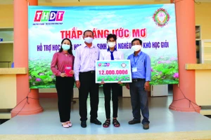 Công ty TNHH MTV Xổ số kiến thiết Đồng Tháp trao học bổng “Thắp sáng ước mơ” tại huyện Thanh Bình