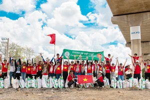Các thành viên Nhóm Cộng đồng xanh Việt Nam tham gia dọn rác tại quận Thủ Đức (TPHCM)