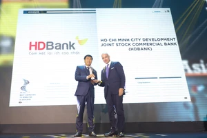 Tiến sĩ Lê Thành Trung, Phó Tổng Giám đốc HDBank thay mặt Ban lãnh đạo HDBank nhận giải HDBank - Nơi làm việc tốt nhất châu Á