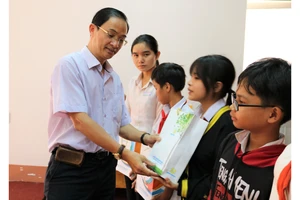Nhà báo Trần Văn Phong, Trưởng Văn phòng đại diện Báo Sài Gòn Giải Phóng tại khu vực Đông Nam bộ, trao học bổng cho học sinh nghèo huyện Lộc Ninh