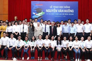 Trao 56 suất học bổng Nguyễn Văn Hưởng cho sinh viên ngành y