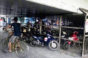 Bãi giữ xe dưới gầm cầu vượt Phú Mỹ