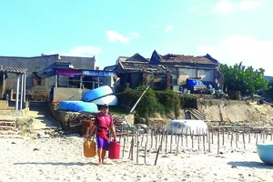 Triều cường đe dọa làng biển Hòa An (Phú Yên). Ảnh: NGỌC OAI