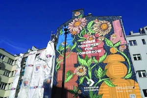 Bức tranh tường với những bông hoa tươi cười ở Warsaw, Ba Lan