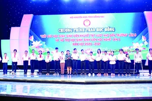 Bà Nguyễn Thu Thủy (Phó Giám đốc đối ngoại Công ty Vedan Việt Nam) trao học bổng cho các em học sinh khuyết tật vượt khó đến trường - tỉnh Đồng Nai