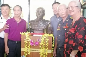 Trao tặng bức tượng đồng cố Đại tá phi công, Anh hùng lực lượng vũ trang nhân dân Nguyễn Văn Bảy