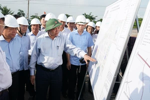 Thủ tướng Nguyễn Xuân Phúc đi kiểm tra thực tế dự án xây dựng sân bay Long Thành 