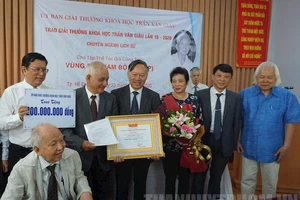 Nhóm tác giả thực hiện công trình “Vùng đất Nam bộ” nhận giải thưởng Trần Văn Giàu 2020. Ảnh: www.hcmcpv.org.vn