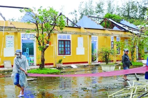 Trường Tiểu học xã Phú Thuận, huyện Phú Vang, tỉnh Thừa Thiên-Huế bị tốc mái hoàn toàn. Ảnh: VĂN THẮNG