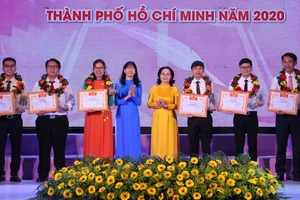 Phó Bí thư Thành ủy, Chủ tịch HĐND TPHCM Nguyễn Thị Lệ trao bằng khen các cá nhân được tuyên dương nhà giáo trẻ tiêu biểu. Ảnh: HOÀNG HÙNG