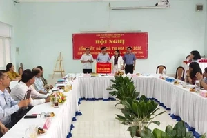 Trưởng Ban Tuyên giáo Quận ủy Quận 9 Nguyễn Chiến Chinh nhận Cờ luân lưu cụm trưởng Cụm thi đua III - Ban Tuyên giáo Thành ủy năm 2021. Ảnh: hcmcpv