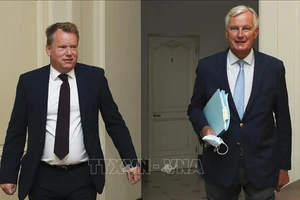 Trưởng đoàn đàm phán thương mại hậu Brexit của EU Michel Barnier (phải) và người đồng cấp Anh David Frost (trái) tại vòng đàm phán ở Brussels, Bỉ ngày 21-8-2020