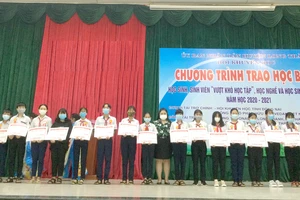 Bà Nguyễn Thu Thủy (Phó giám đốc Đối ngoại) đại diện Công ty CPHH Vedan Việt Nam, trao học bổng cho các em