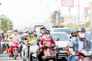 Kiểm soát khí thải từ xe gắn máy: Cần giải pháp khả thi hỗ trợ người nghèo 