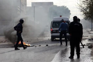 Cảnh sát Tunisia được triển khai để ngăn chặn những người biểu tình quá khích tại thành phố Kasserine ngày 25-12-2018. Ảnh: AFP/TTXVN