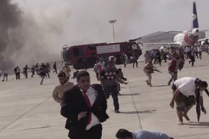 Cảnh náo loạn tại sân bay Aden sau tiếng nổ lớn. Ảnh: AP