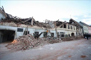 Những tòa nhà bị phá hủy trong động đất ở thị trấn Petrinja, cách thủ đô Zagreb của Croatia khoảng 50km về phía Đông Nam ngày 29-12. Ảnh: THX/TTXVN