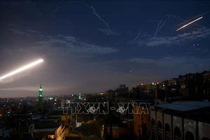 Hệ thống phòng thủ tên lửa của Syria đáp trả một vụ phóng tên lửa ở thủ đô Damascus. Ảnh: THX/TTXVN