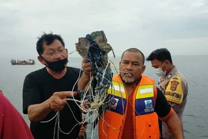 Những vật thể được cho là thiết bị và đồ dùng của hành khách trên máy bay mất liên lạc thuộc Hãng hàng không Sriwijaya Air, Indonesia. Ảnh: TWITTER