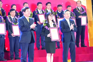 Đại diện Vedan Việt Nam nhận Chứng nhận Tốp 500 doanh nghiệp lớn nhất Việt Nam 2020