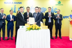 Đại diện Nam A Bank và AppotaPay ký kết hợp tác
