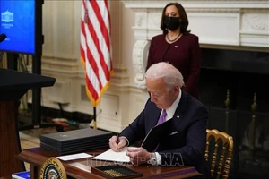 Tổng thống Mỹ Joe Biden ký sắc lệnh hành pháp tại Nhà Trắng ở Washington, DC, ngày 21-1-2021. Ảnh: AFP/TTXVN