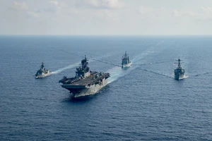 Tàu hải quân Mỹ và Úc hoạt động trên Biển Đông vào tháng 4-2020. Ảnh: REUTERS