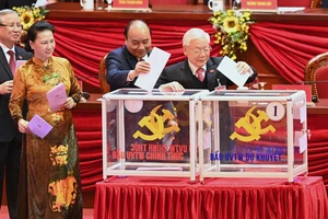 Các đồng chí lãnh đạo Đảng, Nhà nước bỏ phiếu bầu Ban Chấp hành Trung ương Đảng khóa XIII, chiều 30-1. Ảnh: VIẾT CHUNG