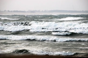 Ứng phó gió mạnh, sóng lớn trên Biển Đông