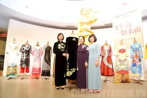 Bà Nguyễn Phương Nga, Chủ tịch Liên hiệp các tổ chức hữu nghị Việt Nam trao tặng áo dài cho Bảo tàng Phụ nữ Việt Nam. Ảnh: hcmcpv.org.vn