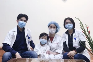 Các thầy thuốc Trung tâm tim mạch và lồng ngực, Bệnh viện Hữu nghị Việt Đức chụp ảnh kỷ niệm cùng bệnh nhi L.X.H. Ảnh: Bệnh viện Hữu nghị Việt Đức