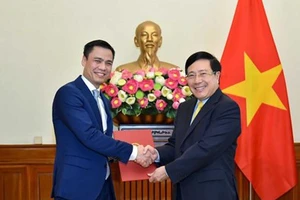 Ủy viên Bộ Chính trị, Phó Thủ tướng, Bộ trưởng Ngoại giao Phạm Bình Minh đã trao quyết định bổ nhiệm Thứ trưởng Ngoại giao cho ông Đặng Hoàng Giang. Ảnh: VGP