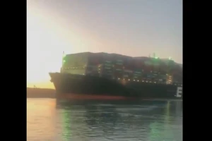 Tàu đã dần dịch chuyển ra xa phần bờ phía Tây của kênh đào Suez. Ảnh cắt từ video: Twitter