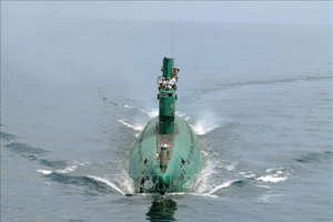 Nhà lãnh đạo Triều Tiên Kim Jong-un thị sát tàu ngầm số 748 của đơn vị hải quân thuộc Quân đội Nhân dân Triều Tiên ở một địa điểm bí mật (ảnh tư liệu do Hãng thông tấn Trung ương Triều Tiên KCNA đăng phát ngày 16-6-2014). Ảnh: AFP/TTXVN