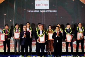 Đại diện Tổng Công ty Becamex IDC tại lễ tôn vinh