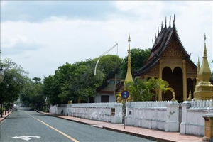 Cảnh vắng vẻ trên đường phố trong thời gian phong tỏa phòng dịch COVID-19 tại Luang Prabang, Lào, ngày 27-4. Ảnh: THX/ TTXVN
