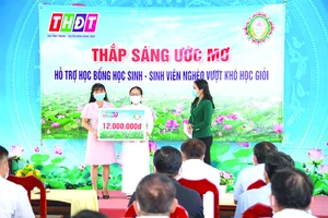 Trao học bổng “Thắp sáng ước mơ” cho em Nguyễn Ngọc Hân tại huyện Cao Lãnh