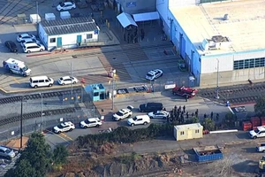 Cảnh sát có mặt tại hiện trường vụ xả súng trong một xưởng bảo dưỡng tàu điện ở thành phố San Jose, bang California. Ảnh: CNN