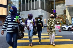 Người dân đeo khẩu trang phòng lây nhiễm SARS-CoV-2 tại Kuala Lumpur, Malaysia. Ảnh: THX/TTXVN