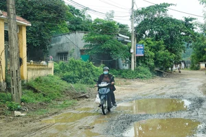 Mặt đường ĐT601 đi vào xã Hòa Bắc (huyện Hòa Vang, TP Đà Nẵng) bong tróc
