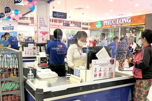 Khách hàng mua sắm tại kênh bán lẻ của Saigon Co.op