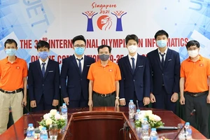 Lãnh đạo Cục Quản lý chất lượng (Bộ GD-ĐT) cùng các học sinh tham dự Olympic Tin học quốc tế. Ảnh: Bộ GD-ĐT 