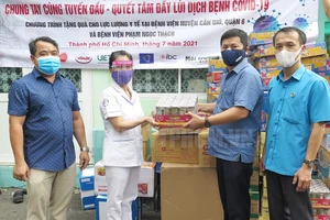 Đoàn công tác trao tặng nhu yếu phẩm cho lực lượng y tế Bệnh viện Phạm Ngọc Thạch