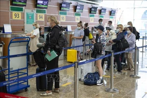 Hành khách đeo khẩu trang phòng bệnh Covid-19 khi làm thủ tục tại sân bay quốc tế Sheremetyevo ở Moskva, Nga, ngày 1-8-2020. Ảnh: THX/TTXVN